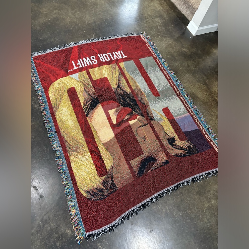 RARE Taylor Swift “Red” Official Woven Tapestry Throw Blanket 2012 - Picture 6 of 7
